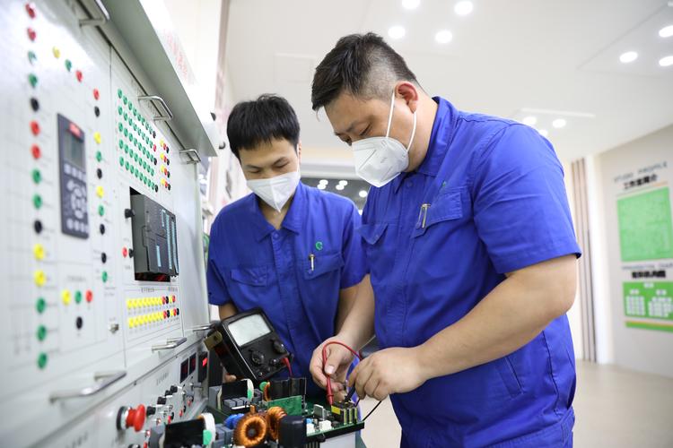 吉林烟草工业公司延吉卷烟厂开展电气设备检修